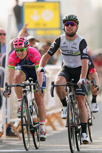 Il ciclista inglese Mark Cavendish taglia il traguardo della prima tappa di 176.5 km da Durkhan a Al Khor del giro del Qatar 2016 (Getty Images)